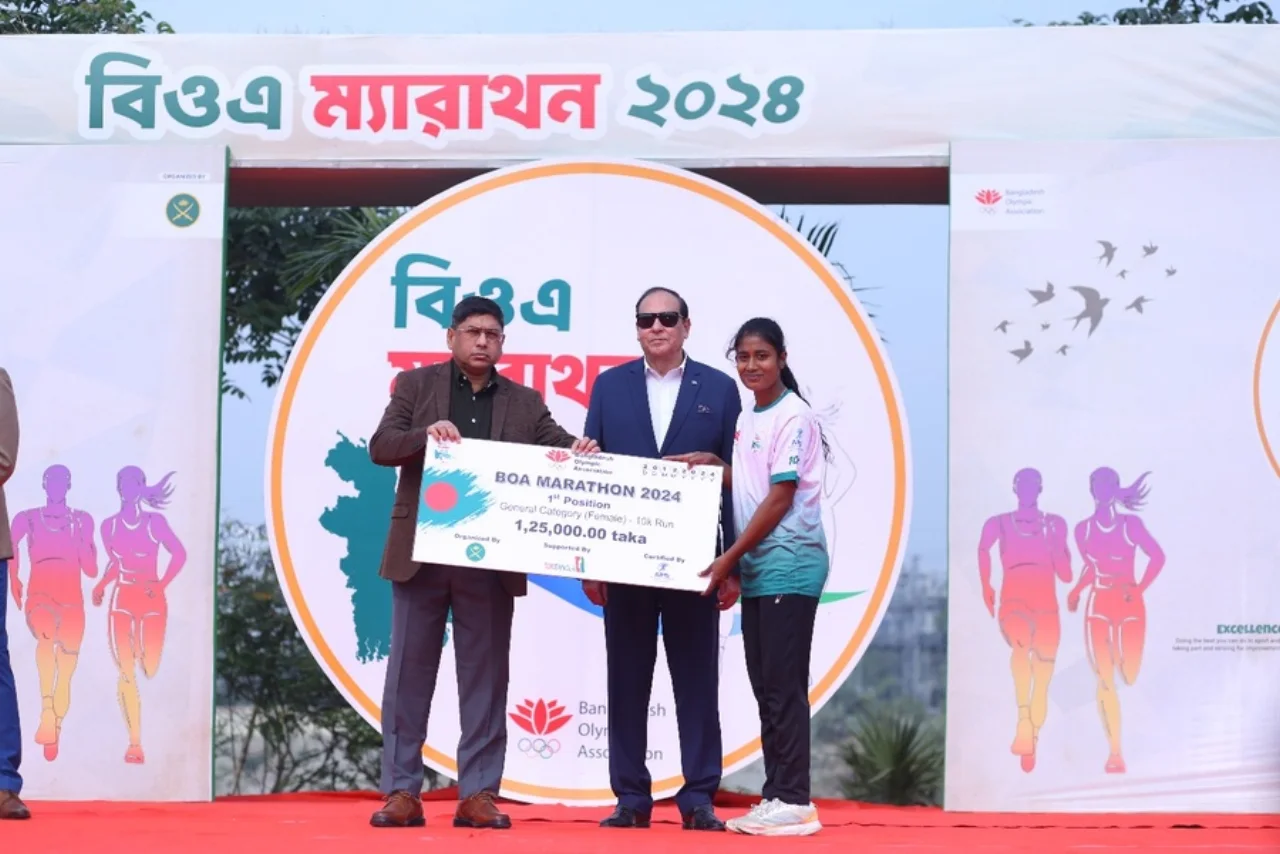 General-category winner receiving a BOA Marathon prize